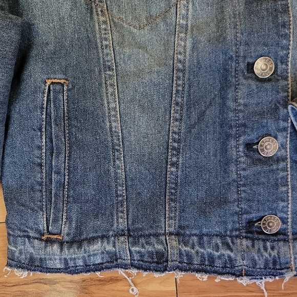 Express Size MEDIUM Womens Crop Blue Distressed Denim Jacket. - Picture 5 of 10